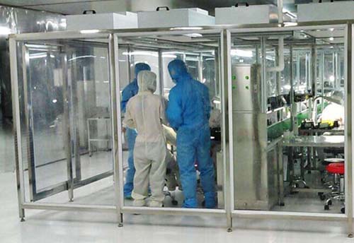 百級(jí)潔凈棚工作原理:風(fēng)機(jī)從FFU頂部將空氣吸入,經(jīng)初效過濾器,高效過濾器過濾,過濾后的潔凈空氣在整個(gè)出風(fēng)面以0.45m/s±20%的風(fēng)速勻速送出到潔凈棚內(nèi)。 百級(jí)潔凈棚工作原理:風(fēng)機(jī)從FFU頂部將空氣吸入,經(jīng)初效過濾器,高效過濾器過濾,過濾后的潔凈空氣在整個(gè)出風(fēng)面以0.45m/s±20%的風(fēng)速勻速送出到潔凈棚內(nèi)。