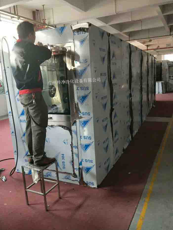 1590型風淋室-標準雙人風淋室是人/貨物進出潔凈室常用的一種凈化裝置。