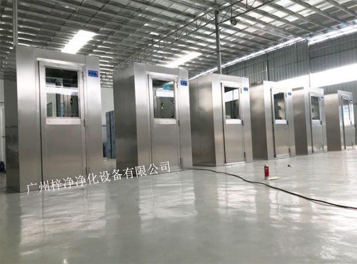 風淋室又可起到氣閘的作用，阻止未凈化的空氣進入潔凈區域。