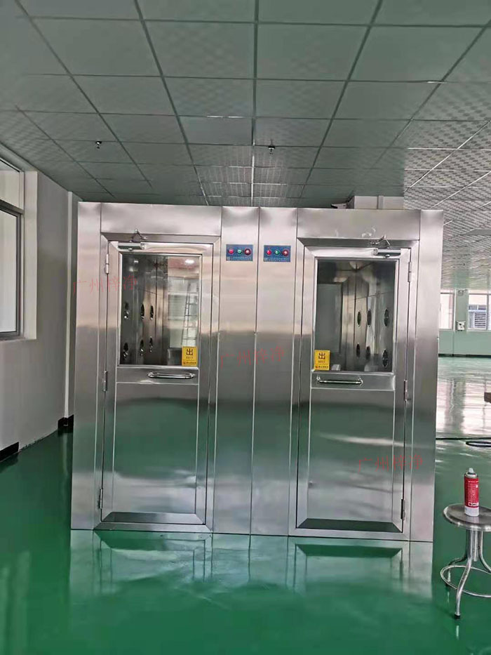 風淋室和潔凈室都是確保產品生產環境達到高潔凈度的重要設施。