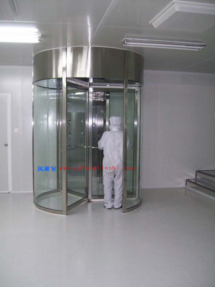 旋轉(zhuǎn)門(mén)風(fēng)淋室作為一種高效的人體凈身設(shè)備