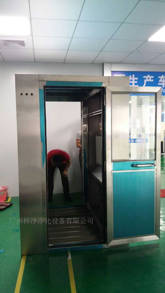 安裝風淋室的地面應平整,如有必要,應進行找平和加固處理。 安裝風淋室的地面應平整,如有必要,應進行找平和加固處理。