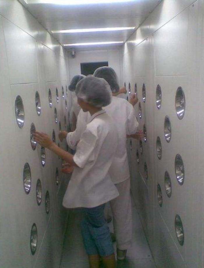 正確使用風(fēng)淋室不僅能夠有效保證潔凈室內(nèi)的環(huán)境潔凈度,還能延長設(shè)備的使用壽命。 正確使用風(fēng)淋室不僅能夠有效保證潔凈室內(nèi)的環(huán)境潔凈度,還能延長設(shè)備的使用壽命。