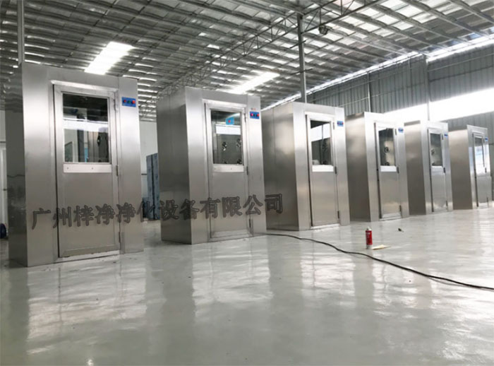 風(fēng)淋室可以有效去除進入實驗室人員的衣物、頭發(fā)等表面攜帶的塵埃和微粒，降低實驗室內(nèi)的污染風(fēng)險。