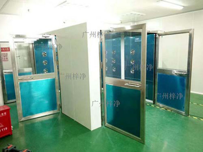 轉(zhuǎn)角風(fēng)淋室應(yīng)安裝在潔凈車間內(nèi)部人流物流頻繁且潔凈度要求較高的區(qū)域。通常位于轉(zhuǎn)角或門口等關(guān)鍵位置。